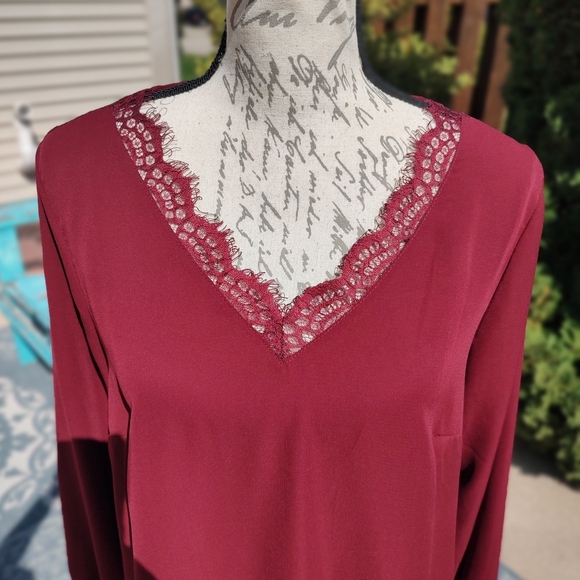 💥3/$20 Papermoon MP Chic Lace-Trimmed V-Neck Blouse! - Picture 2 of 10